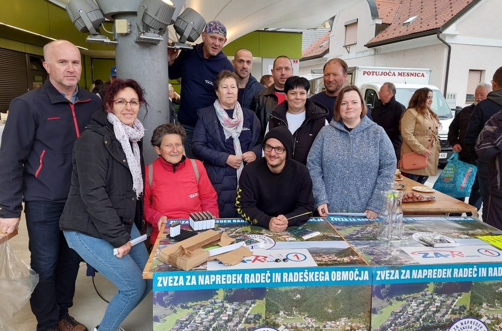 Živahno druženje na prvem shodu na radeški tržnici